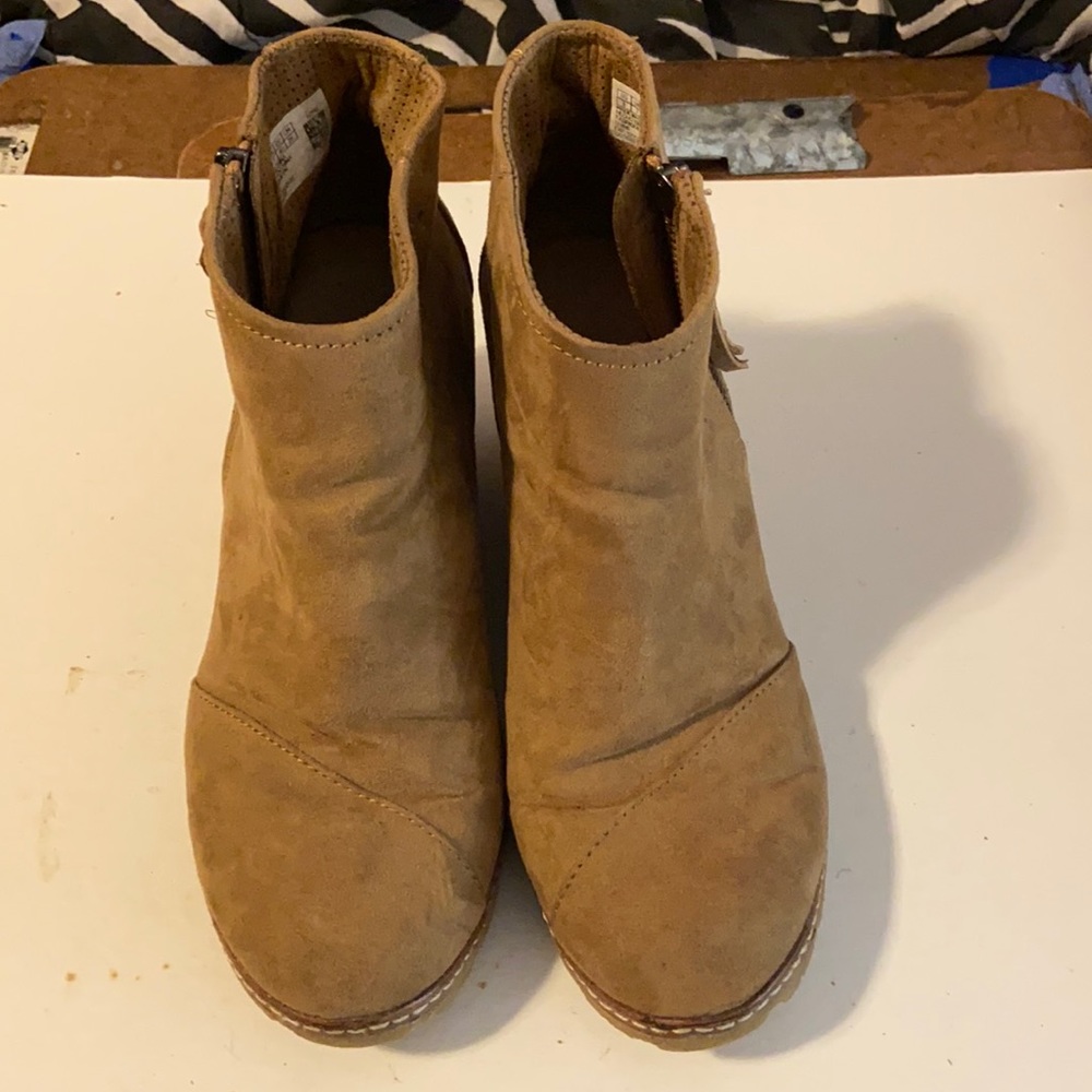Light brown Toms boots